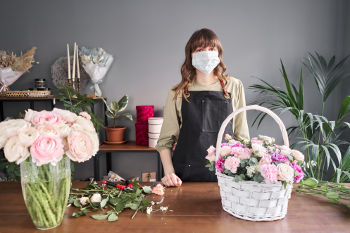 Fleuriste portant un masque pour respecter les mesures sanitaires