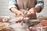 Des bouquets de fleurs champêtres pour décorer un intérieur comme un événement